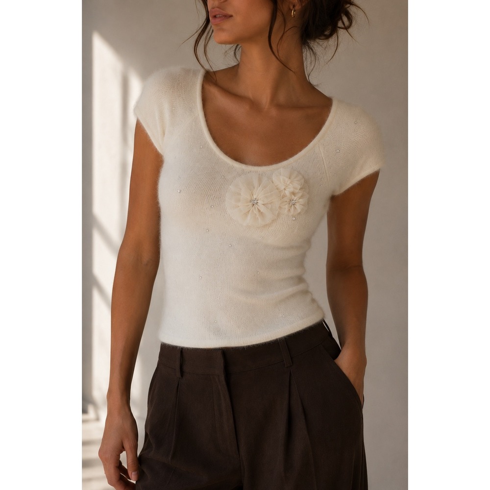 Twiggy Cream Angora Wool Blend Knit Top Rhinestone Floral Applique Medium‎